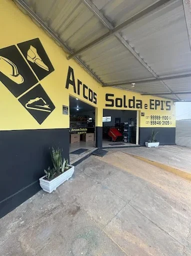 Entrada da loja Arcos Solda e EPI's, com o letreiro na fachada amarela e preta